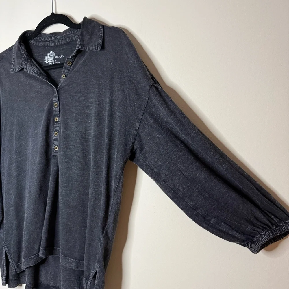 ANTHRO PILCRO Cozy Boho Balloon Sleeve Acid Wash Out Black Quarter Button Shirt - Picture 3 of 9